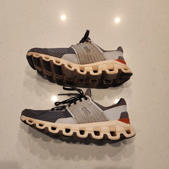 on Cloudswift womens sneakers. Size 8 - Picture 2 of 7